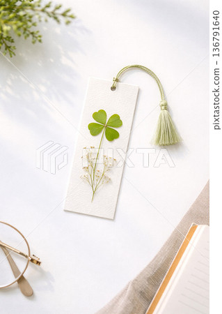 三葉草壓花：極簡主義書籤，白色背景材質 136791640