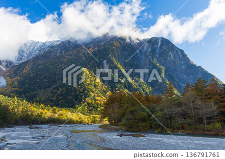 上高地是日本著名的山區度假勝地之一,也是欣賞秋葉的好去處。 上高地是日本著名的山區度假勝地之一,也是欣賞秋葉的好去處。 136791761