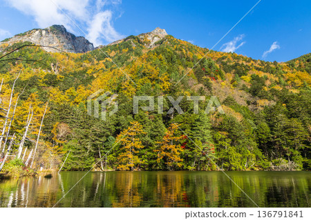 Kamikochi, one of Japan's leading mountain resorts, with its autumn foliage and Myojin Pond 136791841