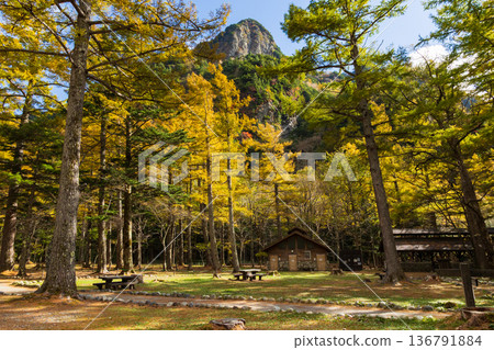 One of Japan's leading mountain resorts: Kamikochi and Konashidaira in autumn and autumn foliage 136791884