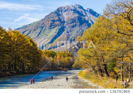 上高地是日本著名的山區度假勝地之一，秋季紅葉秀麗，還有燒岳雄偉的景色。 136791969