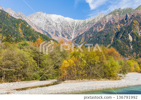 上高地是日本著名的山區度假勝地之一，也是欣賞秋葉的好去處。 136791992