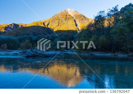 上高地是日本著名的山區度假勝地之一,秋季紅葉秀麗,還有中千丈澤押出、燒嶽等景點。 上高地是日本著名的山區度假勝地之一,秋季紅葉秀麗,還有中千丈澤押出、燒嶽等景點。 136792047
