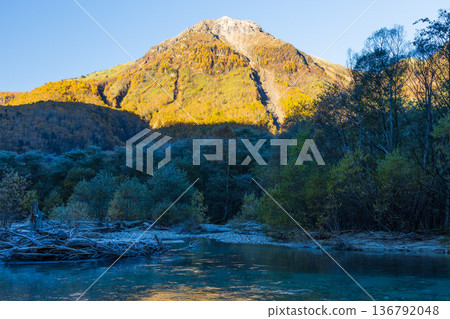 上高地是日本著名的山區度假勝地之一,秋季紅葉秀麗,還有中千丈澤押出、燒嶽等景點。 上高地是日本著名的山區度假勝地之一,秋季紅葉秀麗,還有中千丈澤押出、燒嶽等景點。 136792048