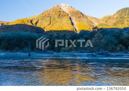 上高地是日本著名的山區度假勝地之一，秋季紅葉秀麗，還有中千丈澤押出、燒嶽等景點。 136792050