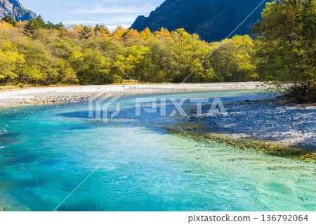 上高地是日本著名的山區度假勝地之一,也是欣賞秋葉的好去處。 上高地是日本著名的山區度假勝地之一,也是欣賞秋葉的好去處。 136792064