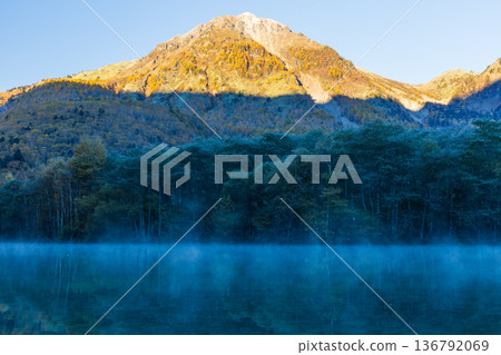 秋日的上高地，日本著名的山區度假勝地之一。清晨的太正池和燒岳。 136792069
