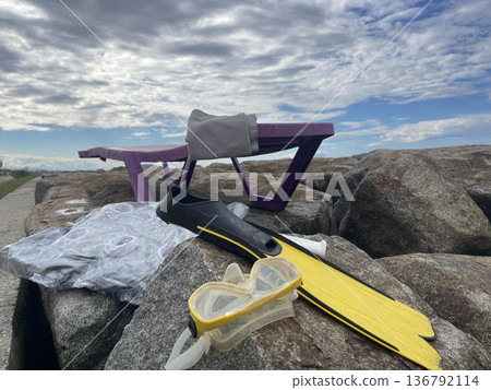 flippers and mask for diving on the beach. flippers and mask for diving on the beach. 136792114