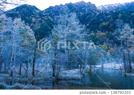 Tashiro Pond in the early morning at Kamikochi in autumn, one of Japan's leading mountain resorts Tashiro Pond in the early morning at Kamikochi in autumn, one of Japan's leading mountain resorts 136792203