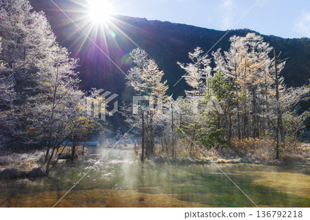 Tashiro Pond in the early morning at Kamikochi in autumn, one of Japan's leading mountain resorts Tashiro Pond in the early morning at Kamikochi in autumn, one of Japan's leading mountain resorts 136792218