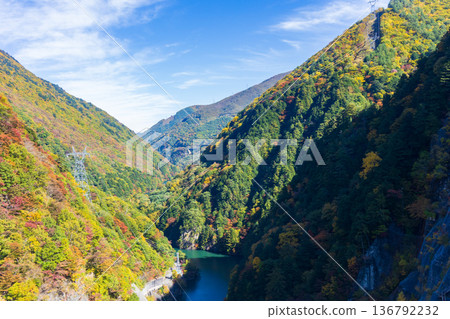 前往日本著名山區度假勝地上高地的途中,從巴士車窗看到的秋景 前往日本著名山區度假勝地上高地的途中,從巴士車窗看到的秋景 136792232