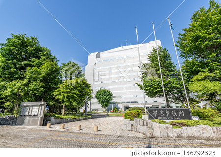 晴空下的北海道帶廣市政府大樓 136792323