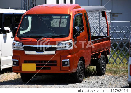 在停車場排隊的汽車 在停車場排隊的汽車 136792464