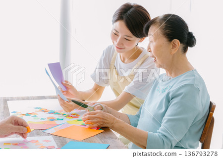 休閒照護 老年婦女與照護人員 休閒照護 老年婦女與照護人員 136793278