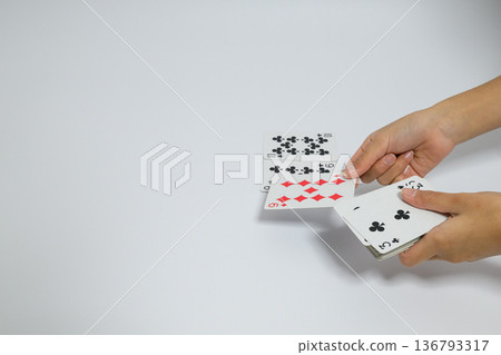特寫鏡頭：一隻手正在發牌 136793317