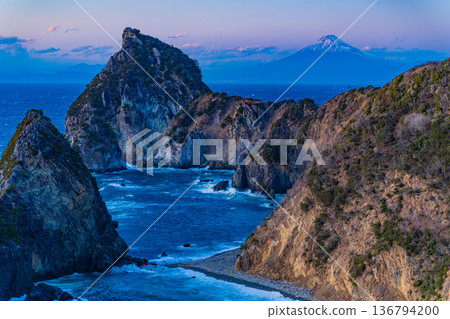 (Shizuoka Prefecture) Mount Fuji beyond Nishiizu Senkanmon Gate (Shizuoka Prefecture) Mount Fuji beyond Nishiizu Senkanmon Gate 136794200
