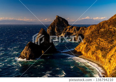 (Shizuoka Prefecture) Mount Fuji beyond Nishiizu Senkanmon Gate (Shizuoka Prefecture) Mount Fuji beyond Nishiizu Senkanmon Gate 136794210