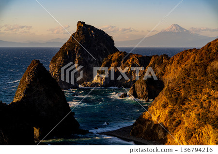 (Shizuoka Prefecture) Mount Fuji beyond Nishiizu Senkanmon Gate (Shizuoka Prefecture) Mount Fuji beyond Nishiizu Senkanmon Gate 136794216