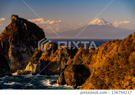 (Shizuoka Prefecture) Mount Fuji beyond Nishiizu Senkanmon Gate (Shizuoka Prefecture) Mount Fuji beyond Nishiizu Senkanmon Gate 136794217