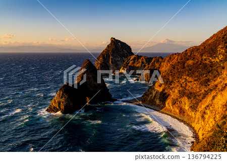 (Shizuoka Prefecture) Mount Fuji beyond Nishiizu Senkanmon Gate (Shizuoka Prefecture) Mount Fuji beyond Nishiizu Senkanmon Gate 136794225
