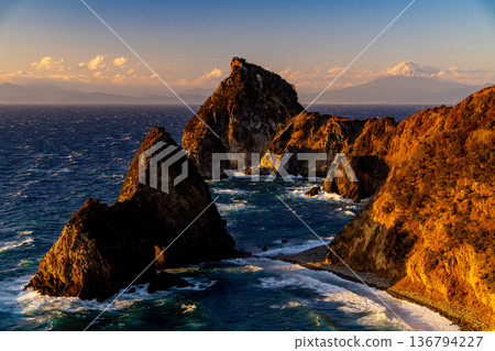 (Shizuoka Prefecture) Mount Fuji beyond Nishiizu Senkanmon Gate (Shizuoka Prefecture) Mount Fuji beyond Nishiizu Senkanmon Gate 136794227