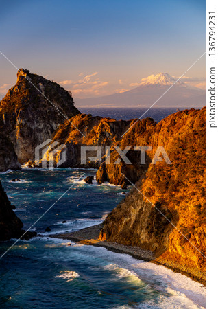 (Shizuoka Prefecture) Mount Fuji beyond Nishiizu Senkanmon Gate (Shizuoka Prefecture) Mount Fuji beyond Nishiizu Senkanmon Gate 136794231