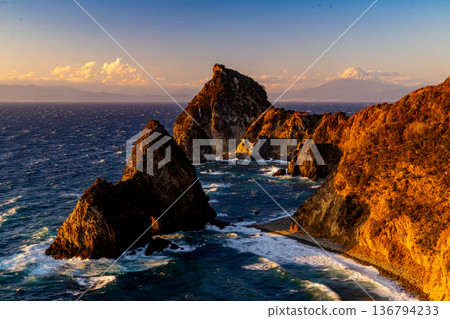 (Shizuoka Prefecture) Mount Fuji beyond Nishiizu Senkanmon Gate (Shizuoka Prefecture) Mount Fuji beyond Nishiizu Senkanmon Gate 136794233