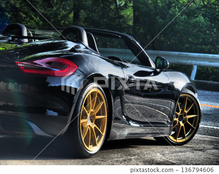 閃亮的黑色敞篷車 136794606