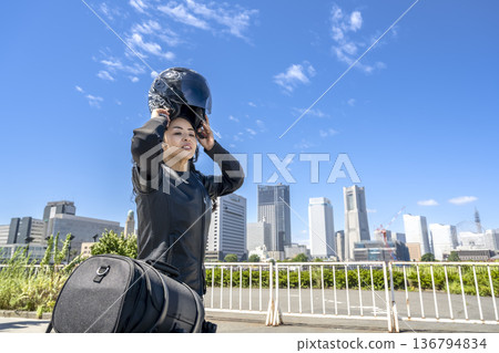 騎著巡航自行車遊覽橫濱——一位戴著頭盔的女騎手 136794834