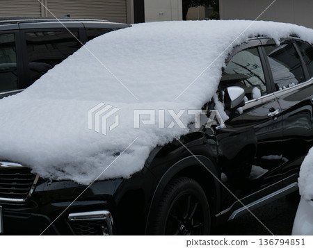 車上積滿了雪 車上積滿了雪 136794851