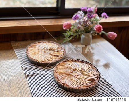Apple tart 136795518