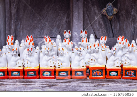 城山稻荷神社的狐狸 136796026