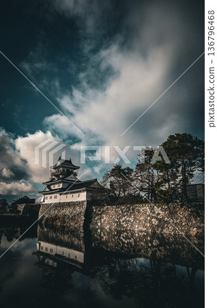城堡塔樓倒映在池塘里 136796468