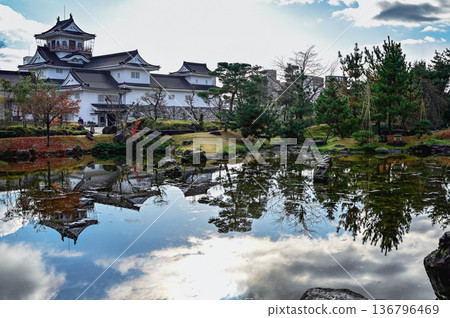 城堡塔樓倒映在池塘里 城堡塔樓倒映在池塘里 136796469