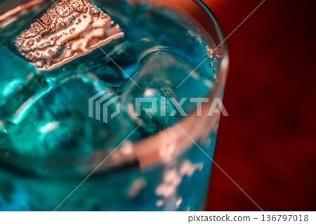 Sparkling water surface, ripples, reflected light, sea at dusk, texture 136797018