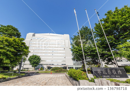 晴空下的北海道帶廣市政府大樓 136798718