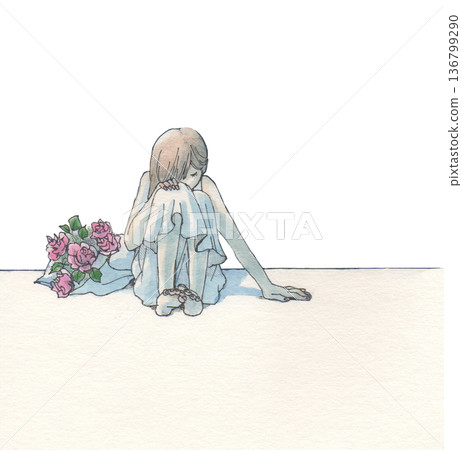 一位手捧玫瑰花束的蹲著的女子，背景模糊。 136799290