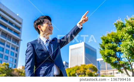一位辦公室職員眺望未來的肖像 136799416