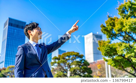 一位辦公室職員眺望未來的肖像 136799417