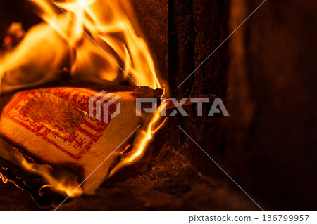紙錢在金爐內劇烈燃燒的瞬間 136799957