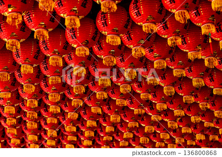 大量紅色燈籠整齊懸掛於廟宇天花板 大量紅色燈籠整齊懸掛於廟宇天花板 136800868