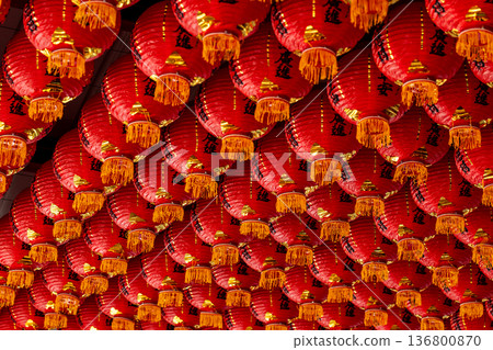 大量紅色燈籠整齊懸掛於廟宇天花板 136800870