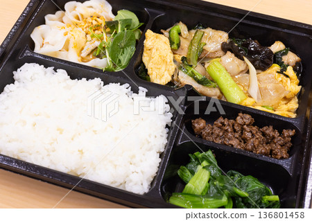 美味的中式便當,配上炸豬肉和雞蛋 美味的中式便當,配上炸豬肉和雞蛋 136801458