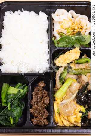 美味的中式便當,配上炸豬肉和雞蛋 美味的中式便當,配上炸豬肉和雞蛋 136801459