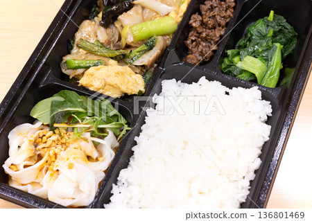 美味的中式便當，配上炸豬肉和雞蛋 136801469