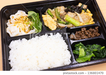 美味的中式便當，配上炸豬肉和雞蛋 136801470