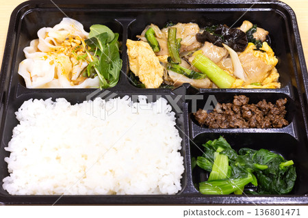 美味的中式便當，配上炸豬肉和雞蛋 136801471