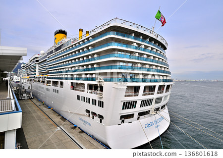 豪華郵輪歌詩達德利齊奧薩號停泊在神戶港 136801618