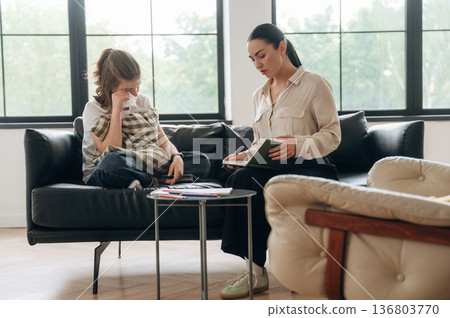 Girl at a psychologist's appointment 136803770