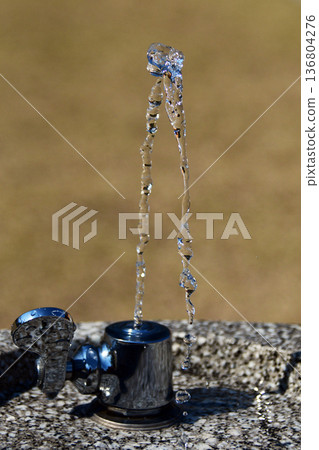 公園裡的飲用水 136804276